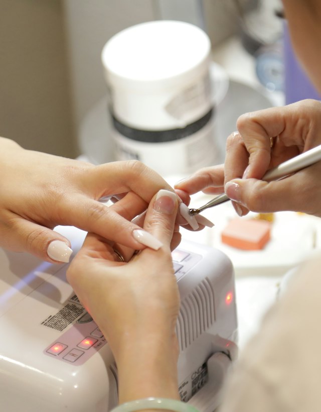 Nageldesignerin bei der Maniküre