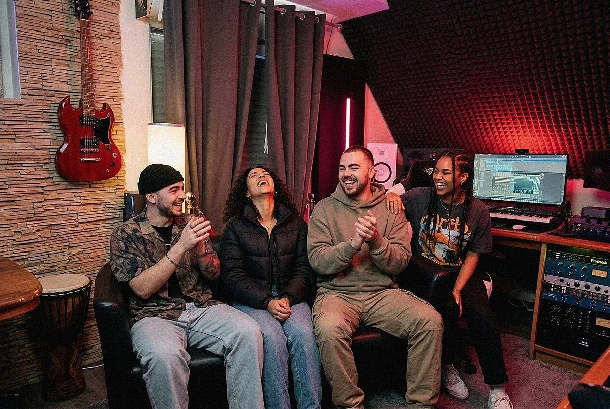 Artists auf dem Sofa im Studio