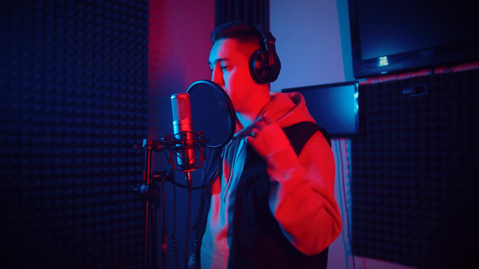 Rapper mit Kopfhörern am Mikrofon