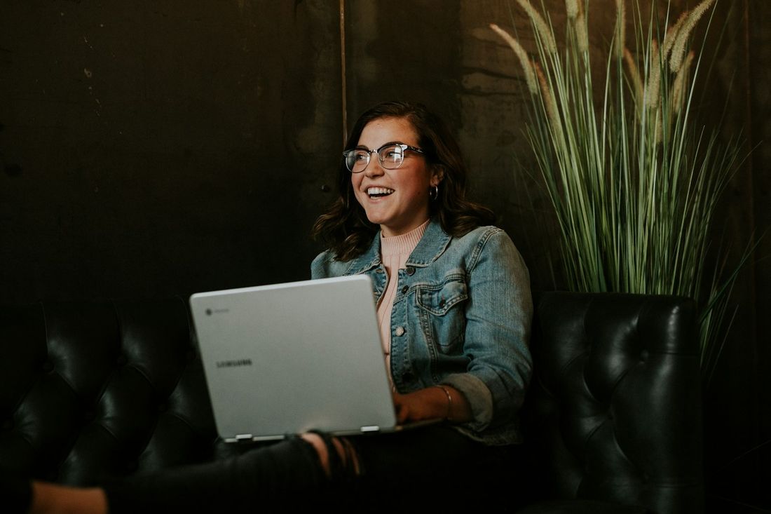 Unternehmerin lernt am Laptop